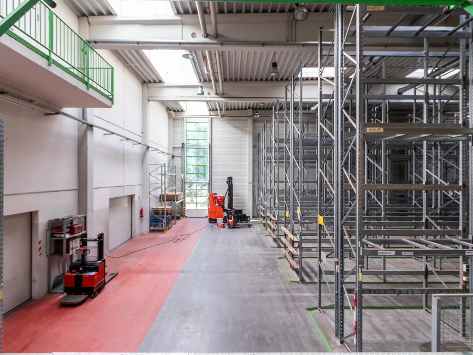 Großzügige Halle mit Showroom und Büro - Bild 10