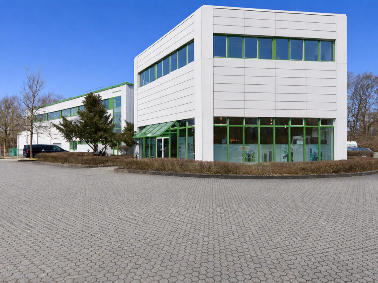 Großzügige Halle mit Showroom und Büro - Bild 2