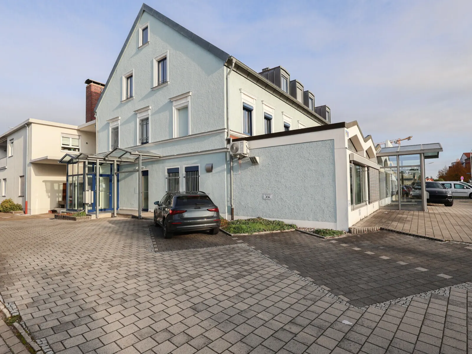 Gepflegtes, komplettes Bürogebäude mit hervorragender Anbindung - Bild 2