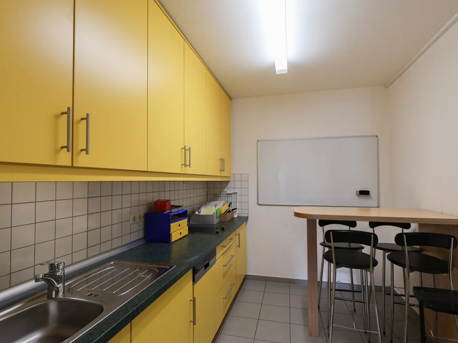 Gepflegtes, komplettes Bürogebäude mit hervorragender Anbindung - Bild 14