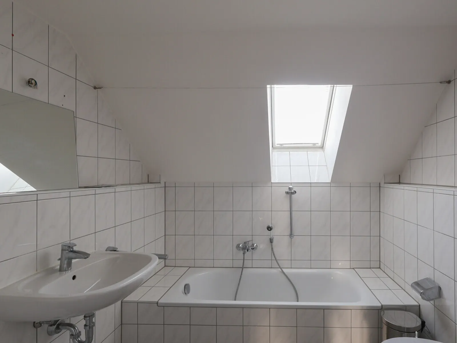 Gepflegtes, komplettes Bürogebäude mit hervorragender Anbindung - Bild 18