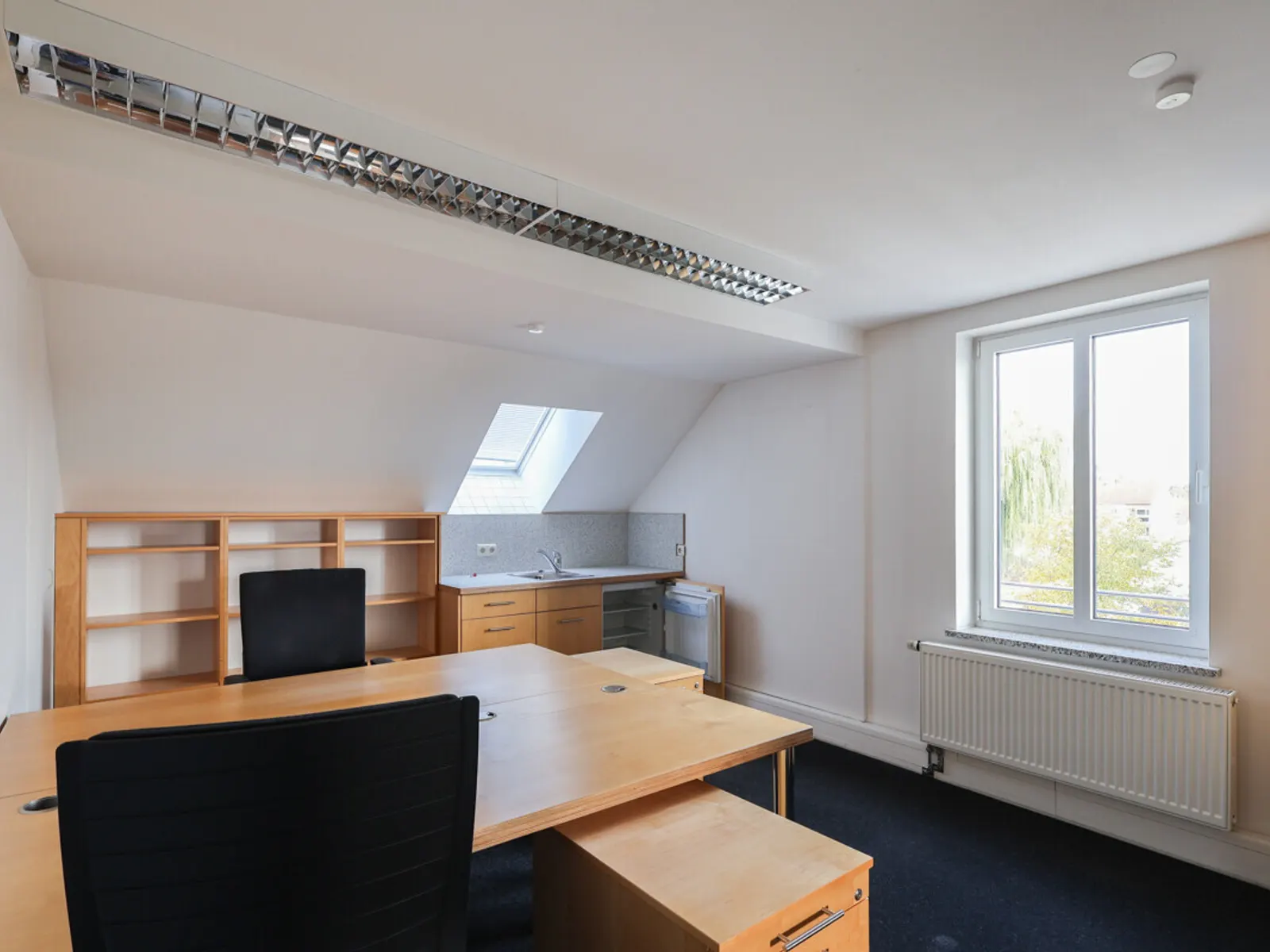 Gepflegtes, komplettes Bürogebäude mit hervorragender Anbindung - Bild 17