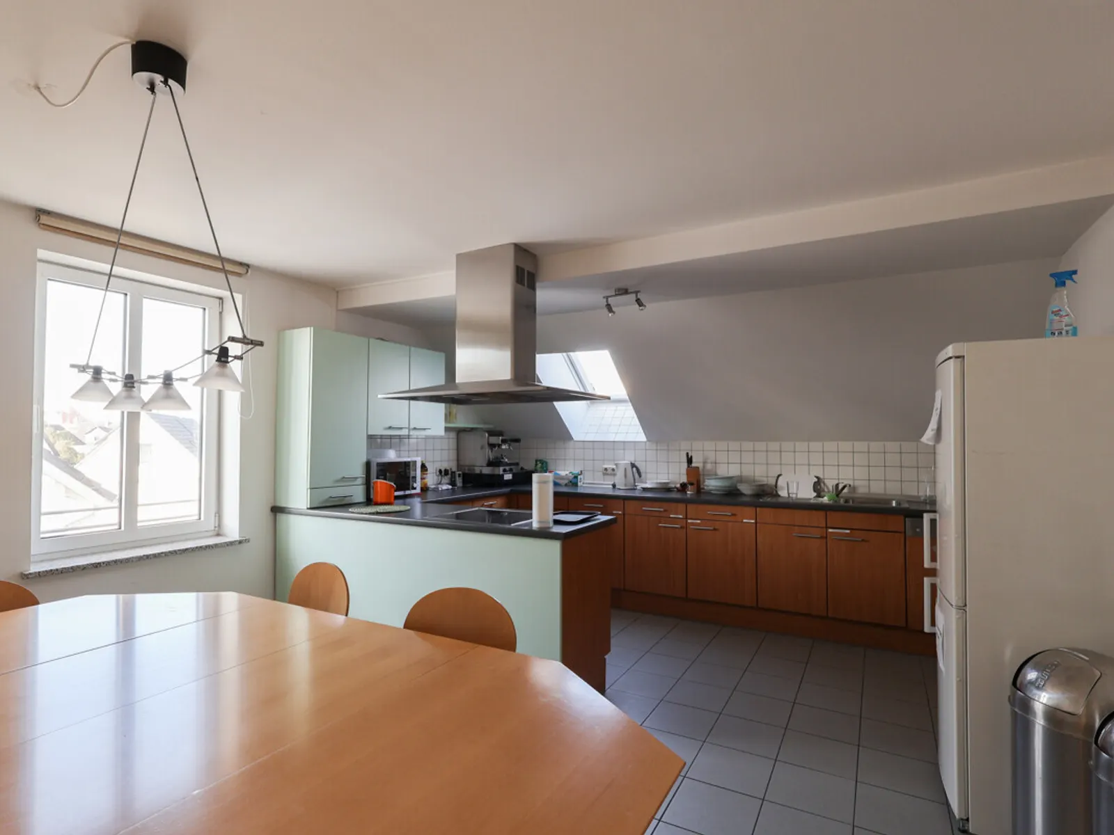 Gepflegtes, komplettes Bürogebäude mit hervorragender Anbindung - Bild 16