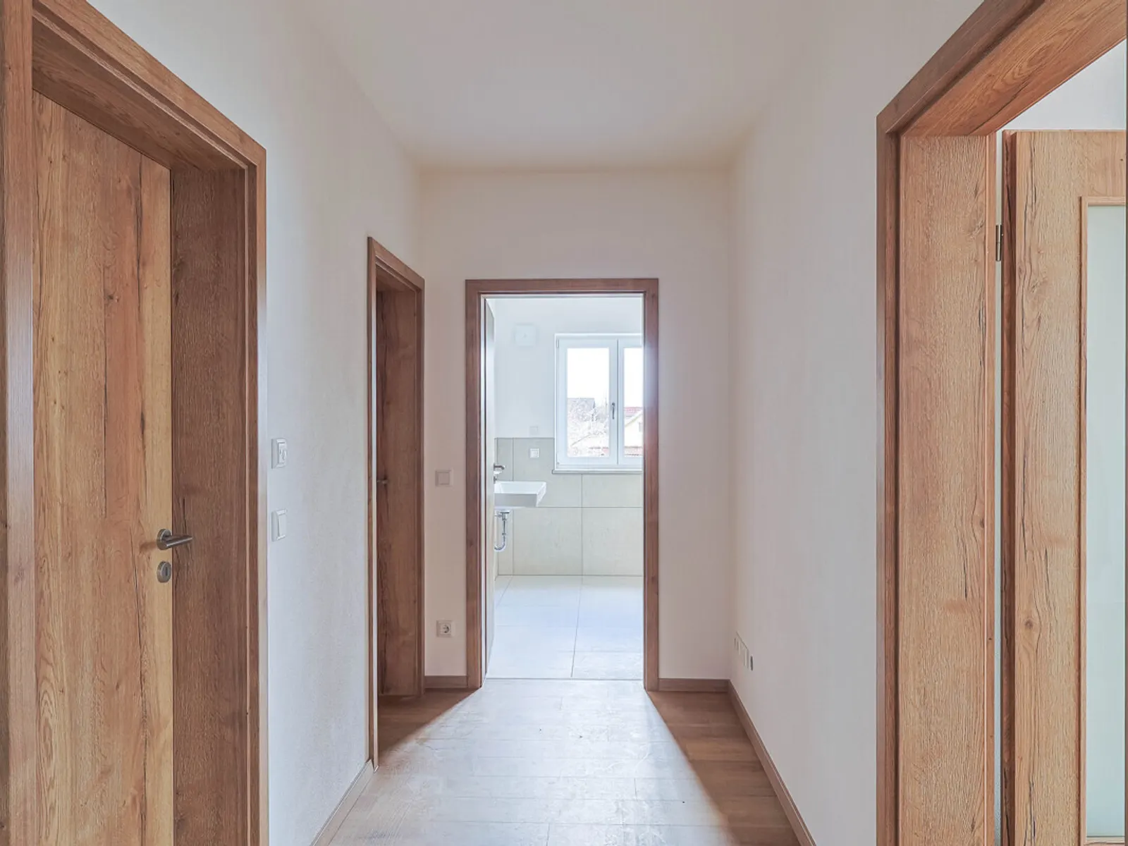 Stilvoller Neubau-Erstbezug mit 3 Zimmern und Balkon - Bild 11