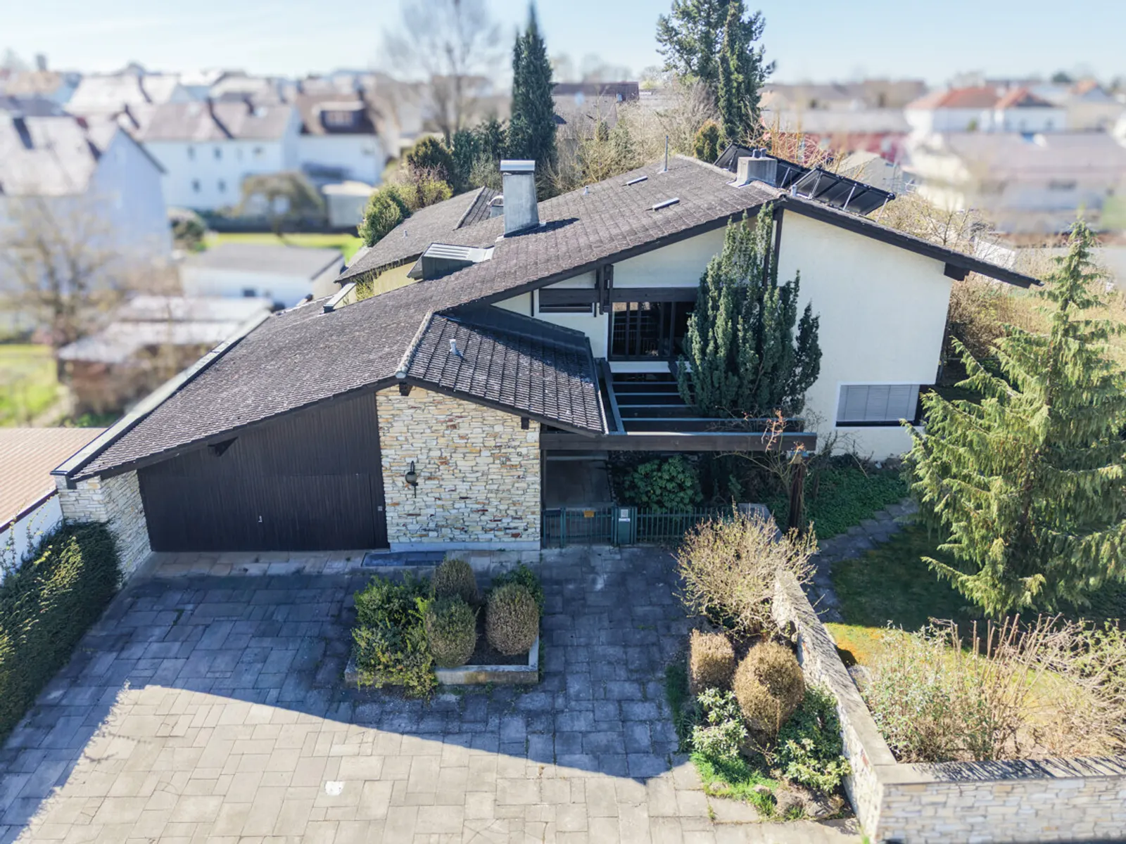 Seltene Gelegenheit: Exklusive Villa mit Indoor-Pool und weitläufigem Grundstück in Gaimersheim - Bild 1