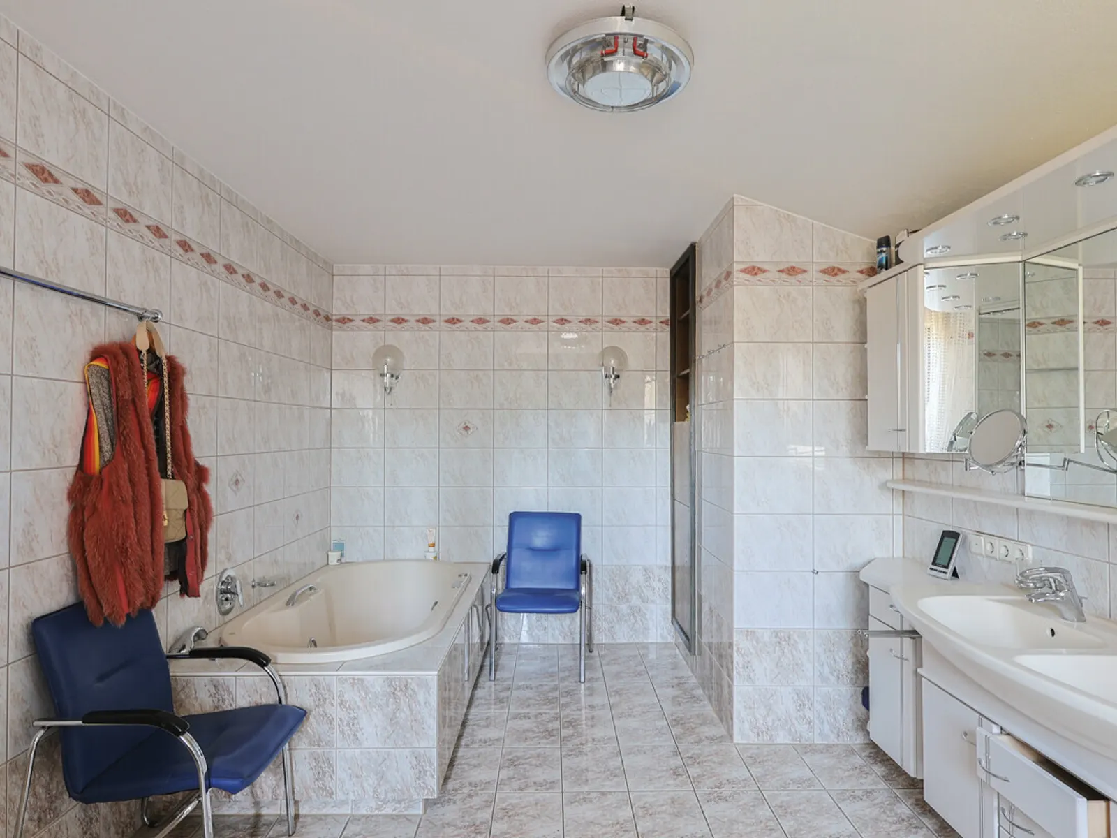 Seltene Gelegenheit: Exklusive Villa mit Indoor-Pool und weitläufigem Grundstück in Gaimersheim - Bild 11