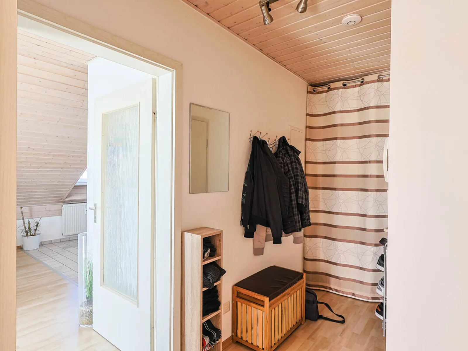 Helle 2-Zimmer Dachgeschoss Wohnung in Ingolstadt Süd - Bild 9