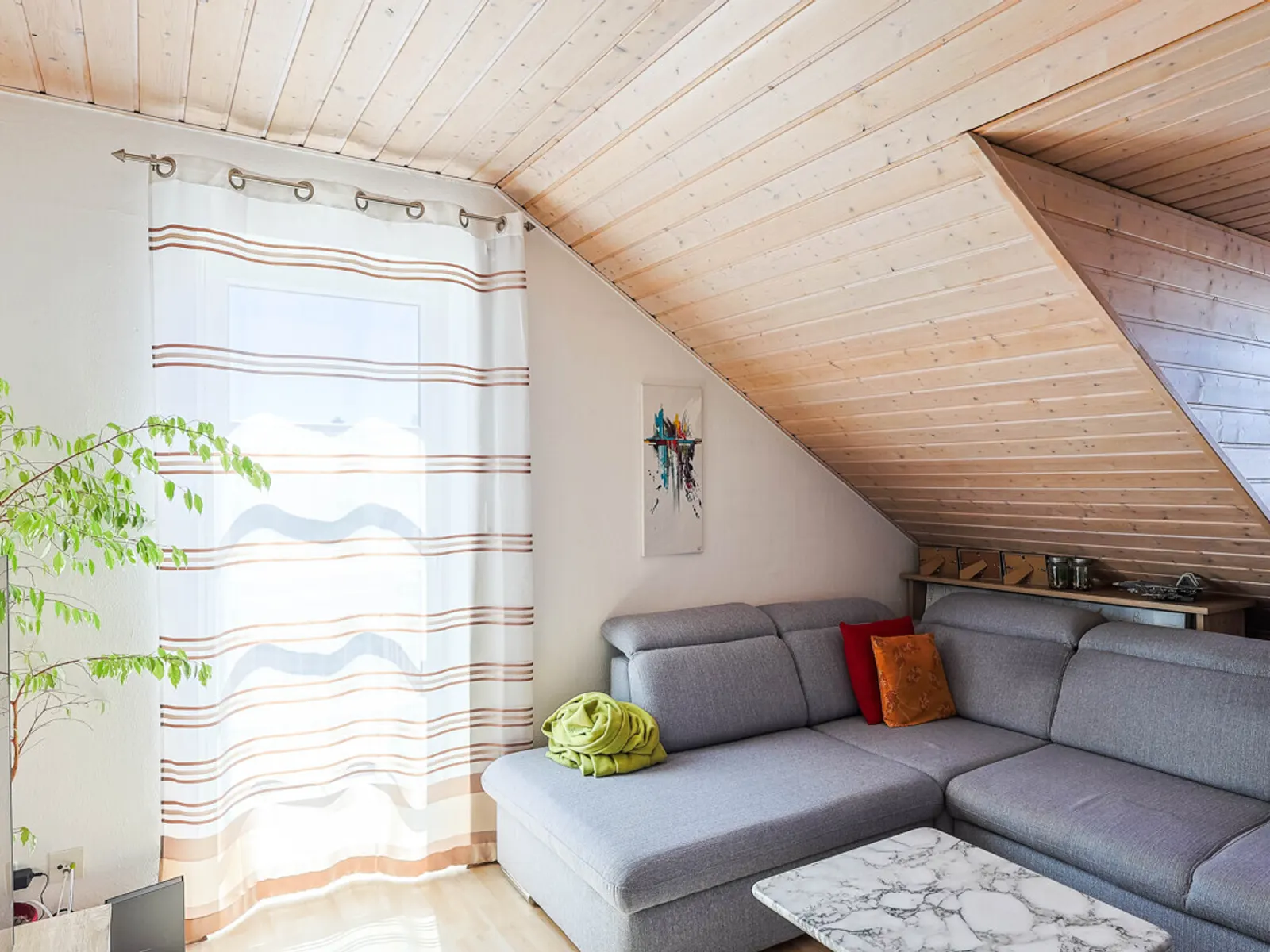 Helle 2-Zimmer Dachgeschoss Wohnung in Ingolstadt Süd - Bild 2