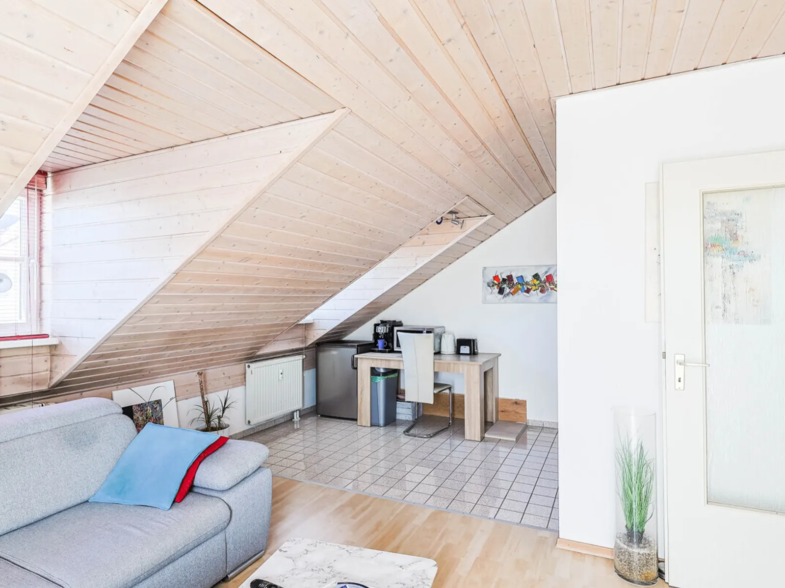 Helle 2-Zimmer Dachgeschoss Wohnung in Ingolstadt Süd - Bild 3