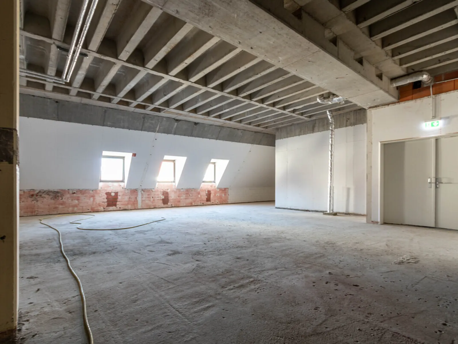 Dachgeschoss-Lager mit viel Platz – 500 m² in Top-Lage - Bild 1