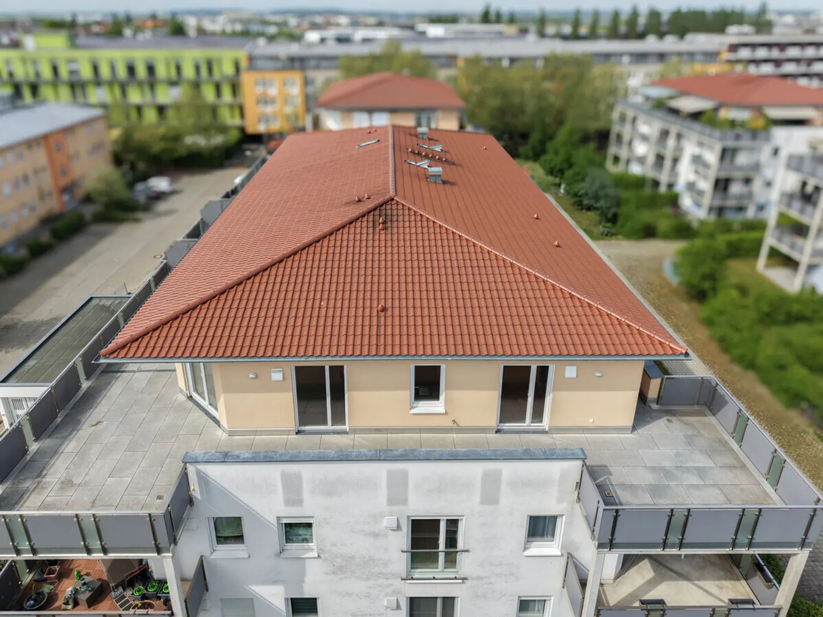 Hochwertige Penthouse-Wohnung mit weitläufiger Dachterrasse in Ingolstadt-Hollerstauden! - Bild 1