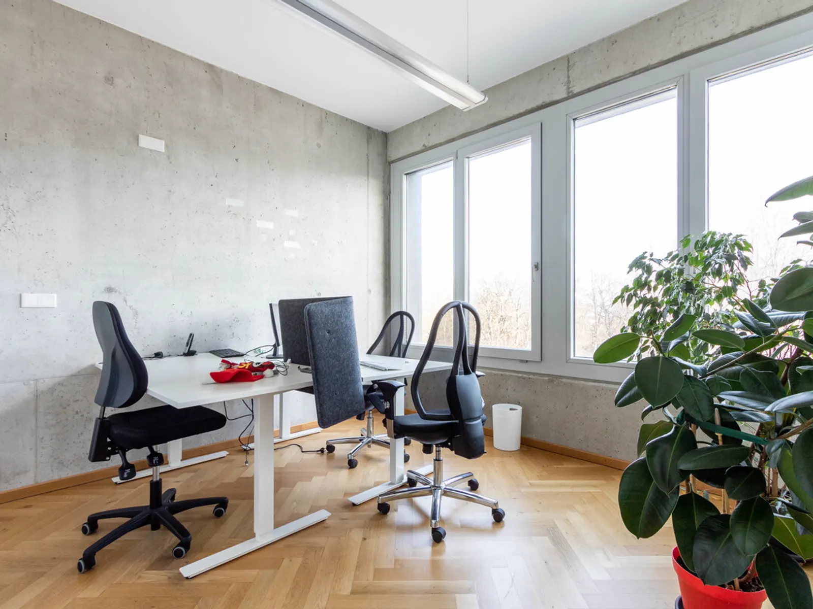 Modernes Büro mit Einbauküche und Balkon - Bild 4