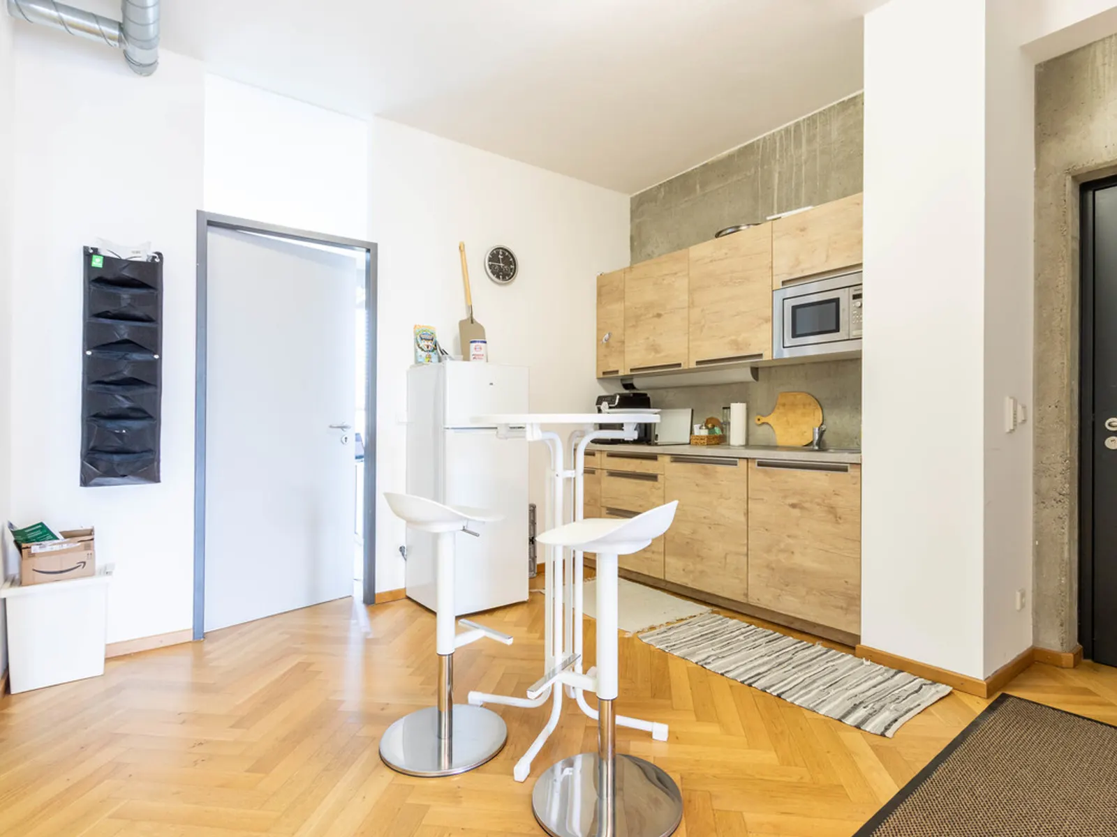 Modernes Büro mit Einbauküche und Balkon - Bild 5