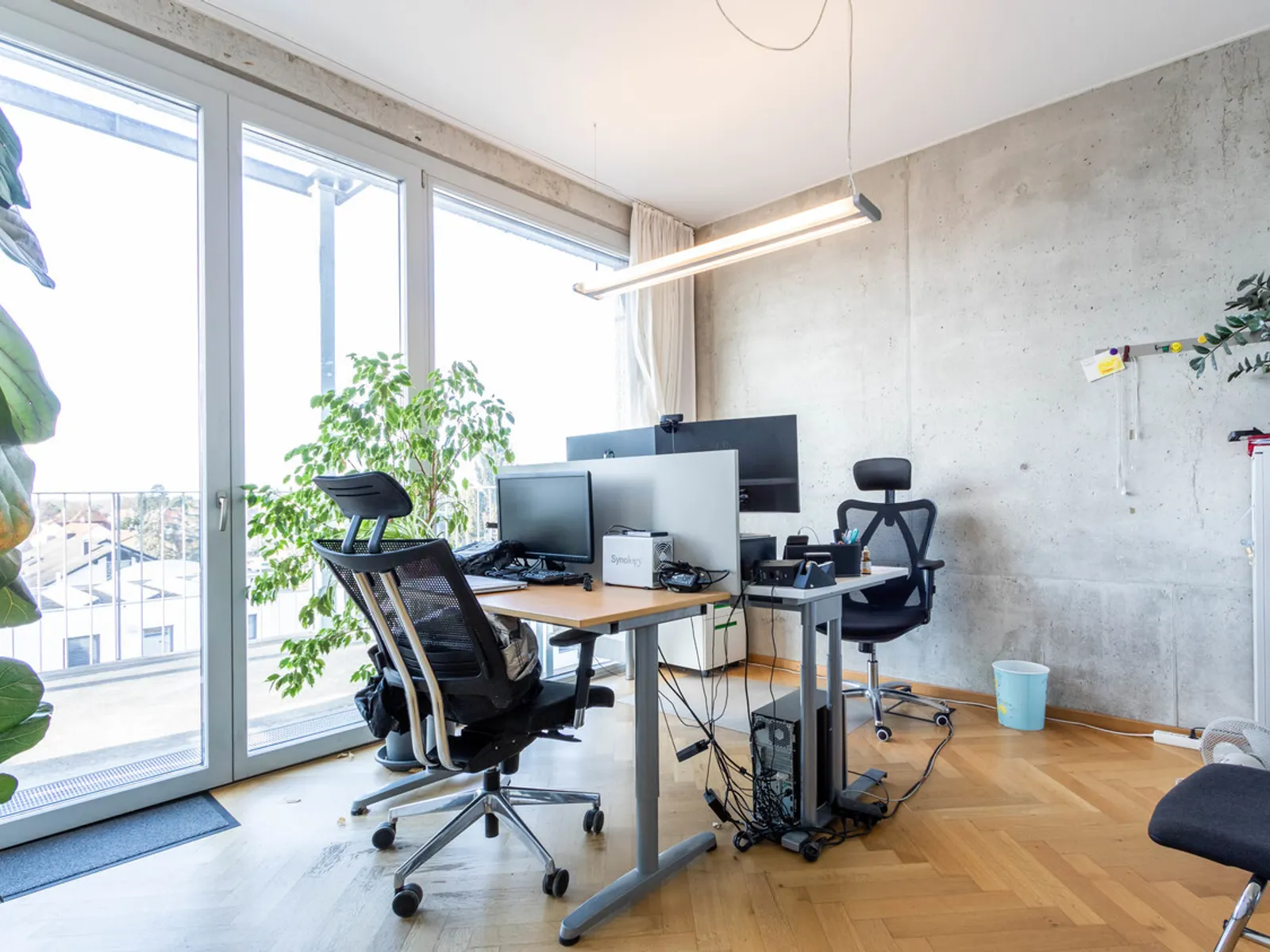 Modernes Büro mit Einbauküche und Balkon - Bild 3