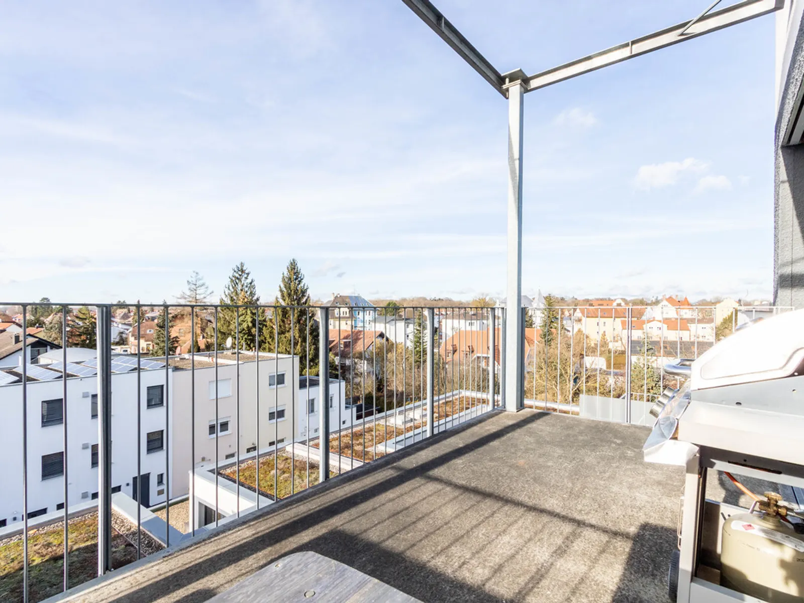 Modernes Büro mit Einbauküche und Balkon - Bild 7