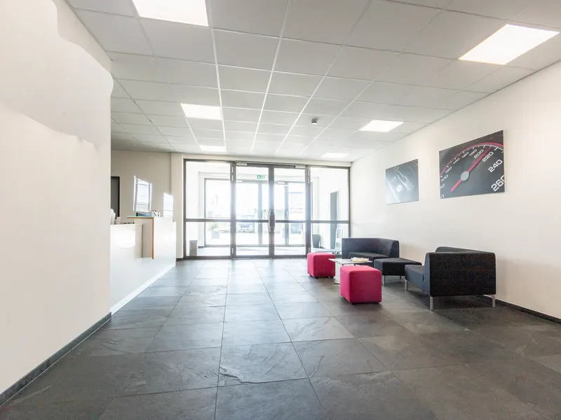 Modernes Bürogebäude mit Werkstatt im Gewerbegebiet Kösching