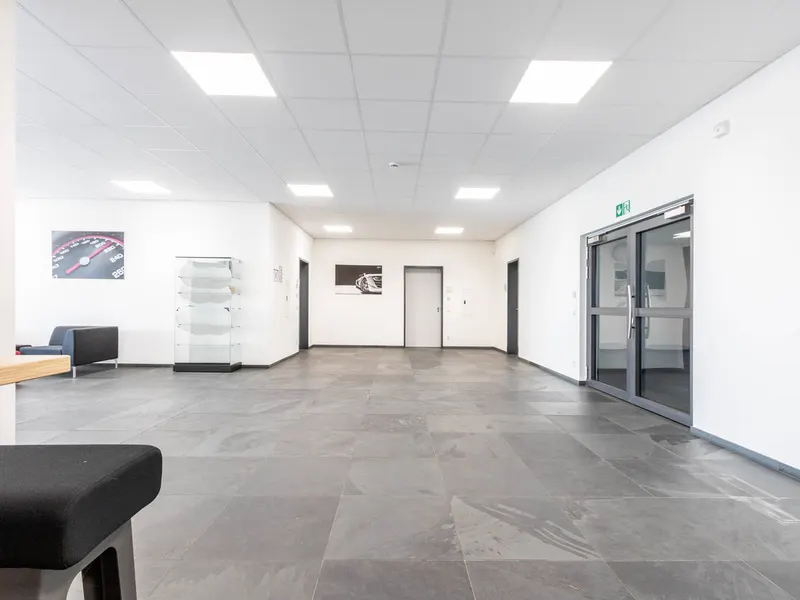 Modernes Bürogebäude mit Werkstatt im Gewerbegebiet Kösching