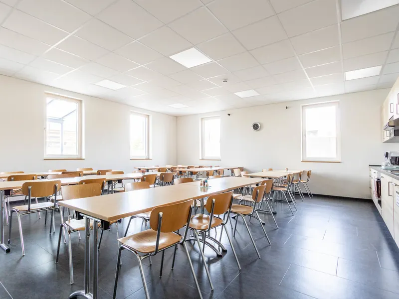 Modernes Bürogebäude mit Werkstatt im Gewerbegebiet Kösching