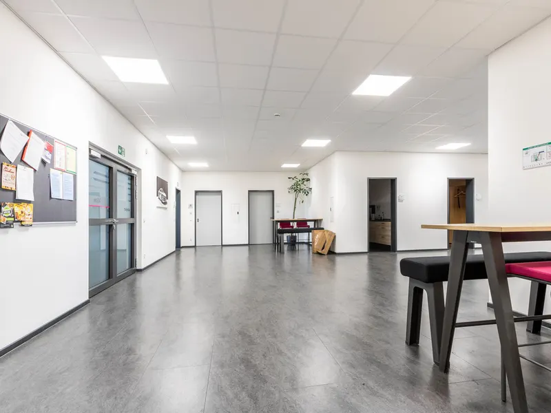 Modernes Bürogebäude mit Werkstatt im Gewerbegebiet Kösching