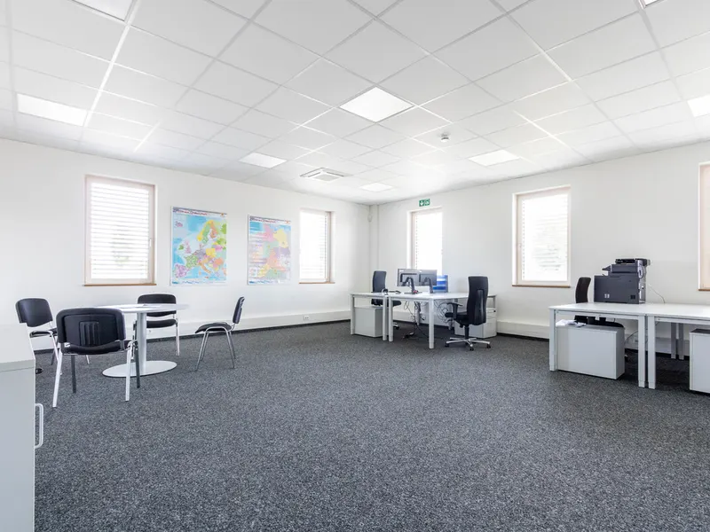 Modernes Bürogebäude mit Werkstatt im Gewerbegebiet Kösching