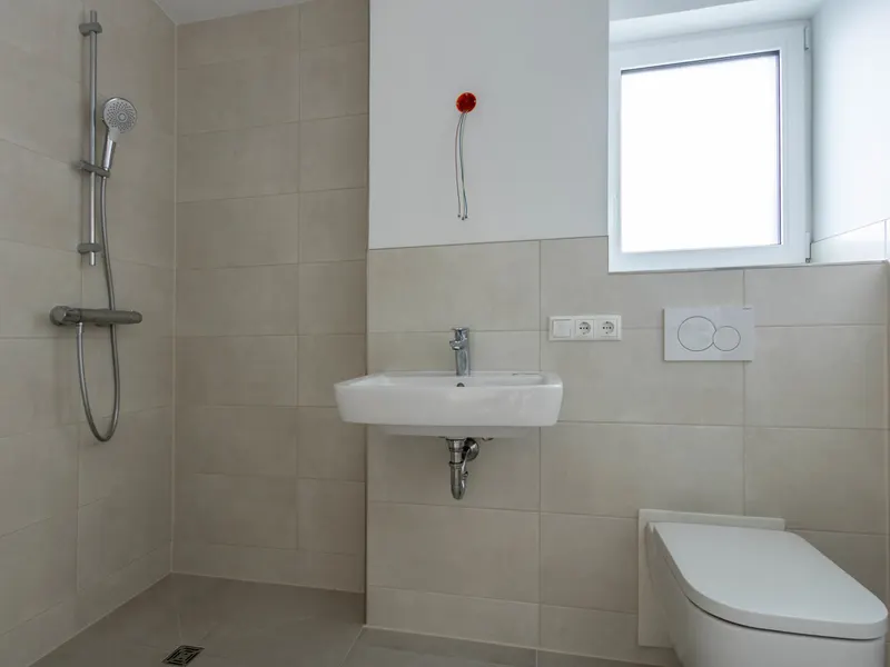 Sofort bezugsfreier Neubau: 2-Zimmer-Wohnung mit Balkon