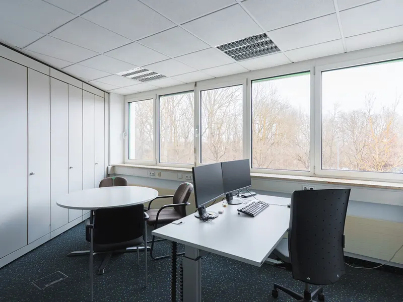 Großzügige Halle mit Showroom und Büro