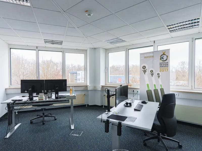 Großzügige Halle mit Showroom und Büro