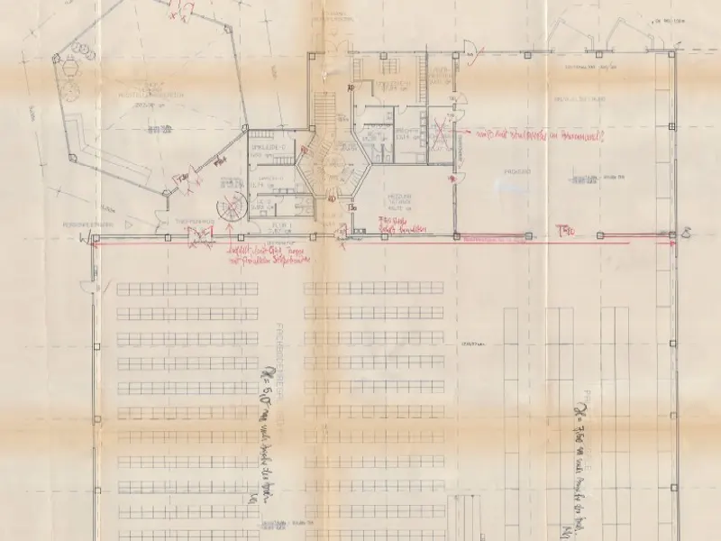 Großzügige Halle mit Showroom und Büro
