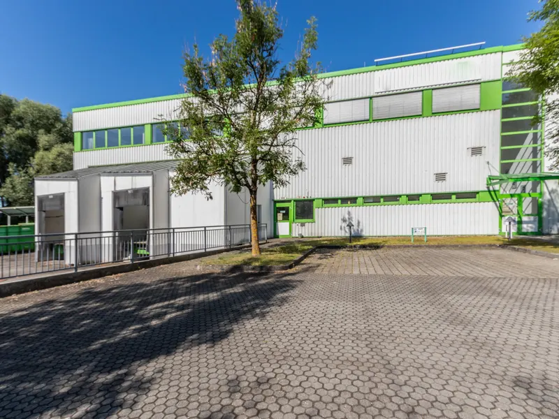 Großzügige Halle mit Showroom und Büro