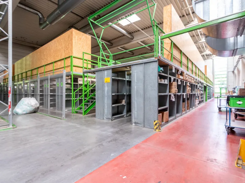 Großzügige Halle mit Showroom und Büro