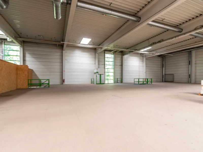 Großzügige Halle mit Showroom und Büro