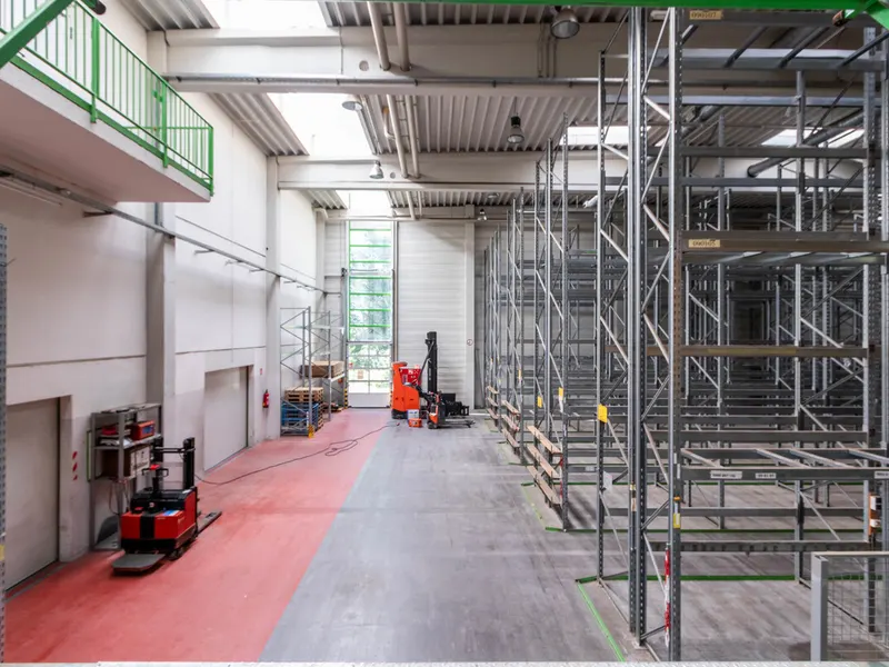 Großzügige Halle mit Showroom und Büro