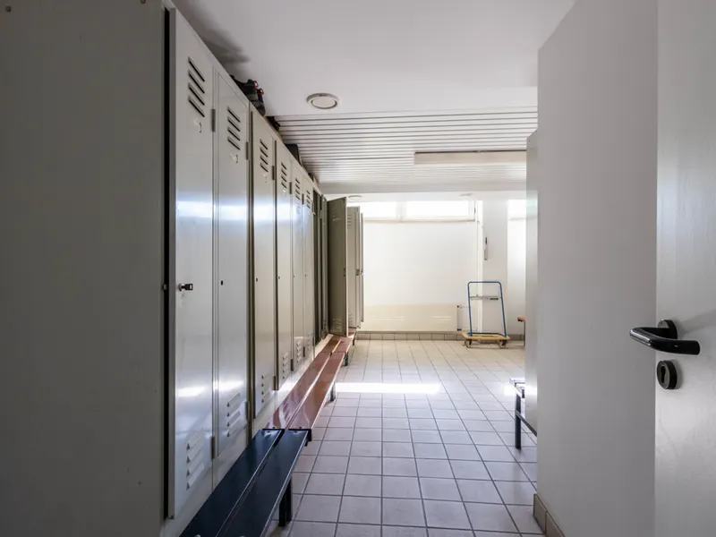 Großzügige Halle mit Showroom und Büro