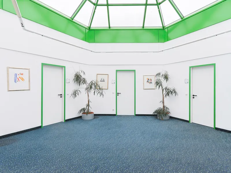 Großzügige Halle mit Showroom und Büro