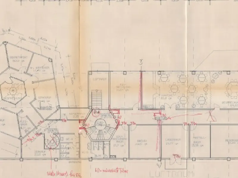 Großzügige Halle mit Showroom und Büro