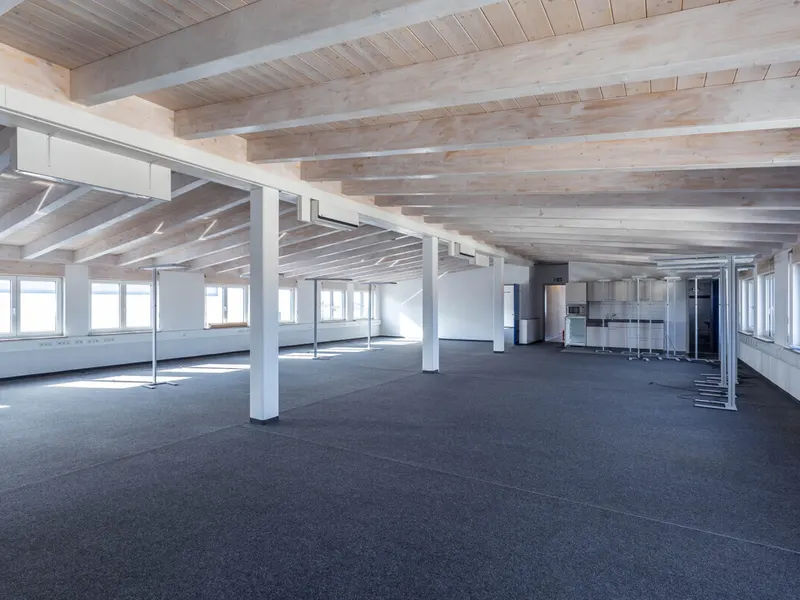 Gepflegtes Geschäftshaus mit Halle in Gaimersheim