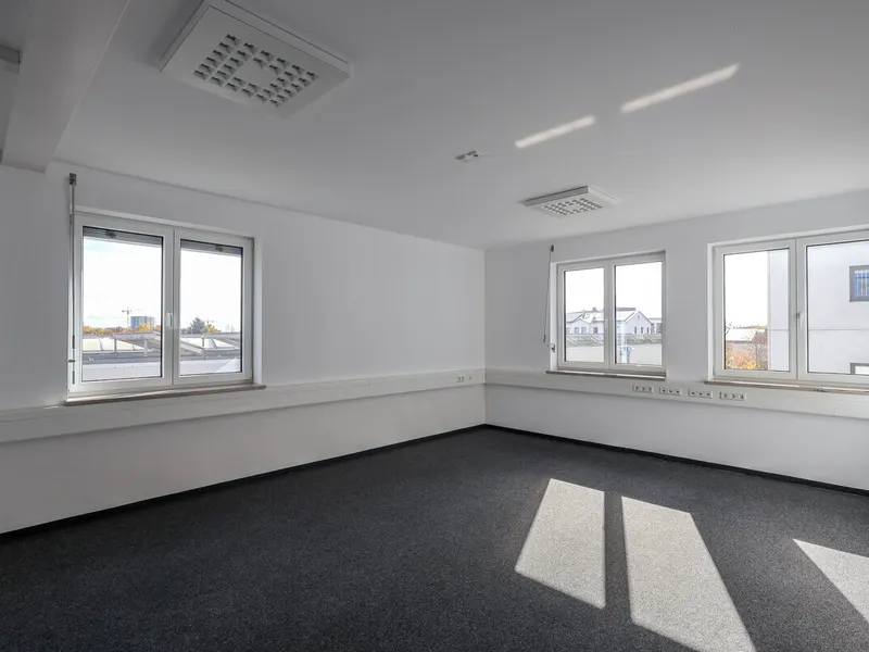 Gepflegtes Geschäftshaus mit Halle in Gaimersheim