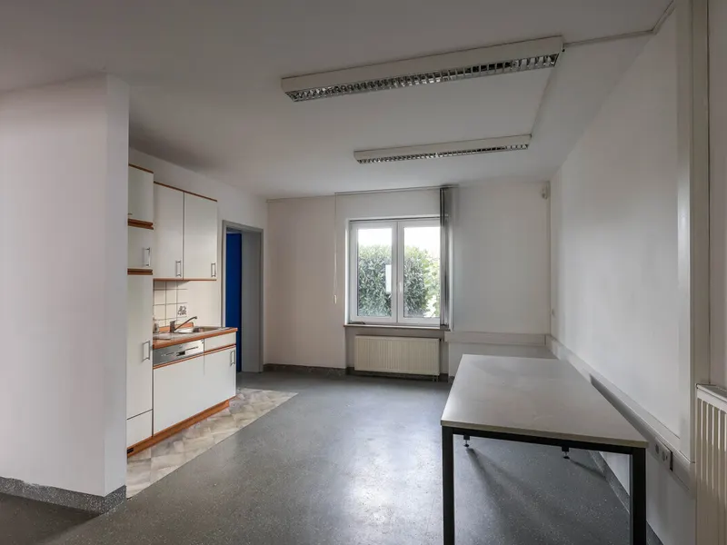 Gepflegtes Geschäftshaus mit Halle in Gaimersheim