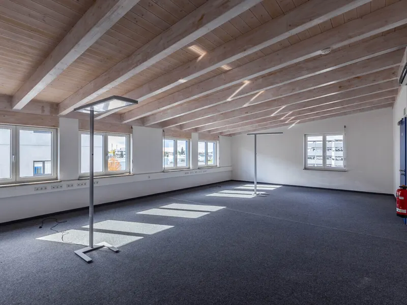 Gepflegtes Geschäftshaus mit Halle in Gaimersheim