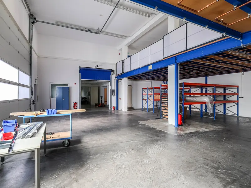 Gepflegtes Geschäftshaus mit Halle in Gaimersheim