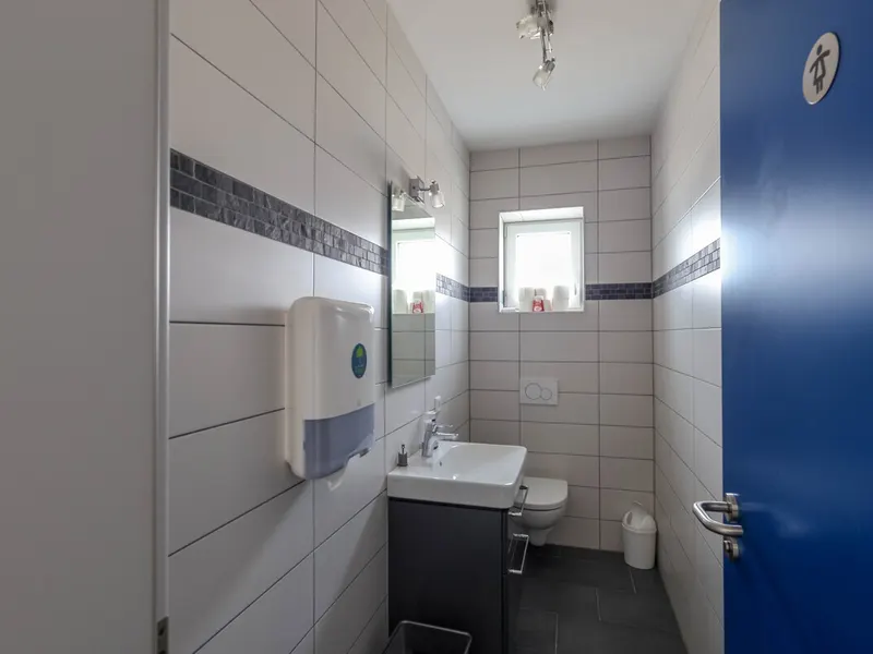 Gepflegtes Geschäftshaus mit Halle in Gaimersheim