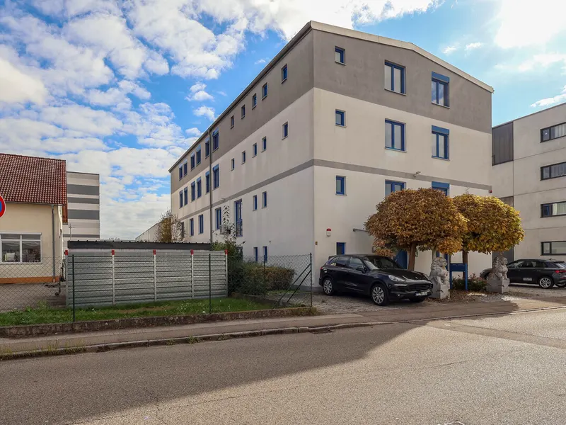 Gepflegtes Geschäftshaus mit Halle in Gaimersheim