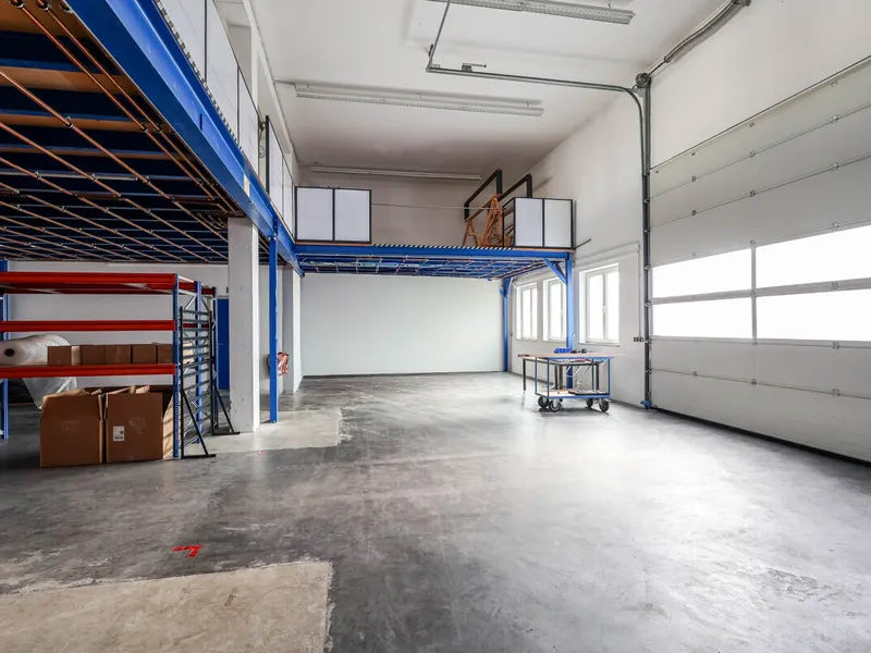 Gepflegtes Geschäftshaus mit Halle in Gaimersheim