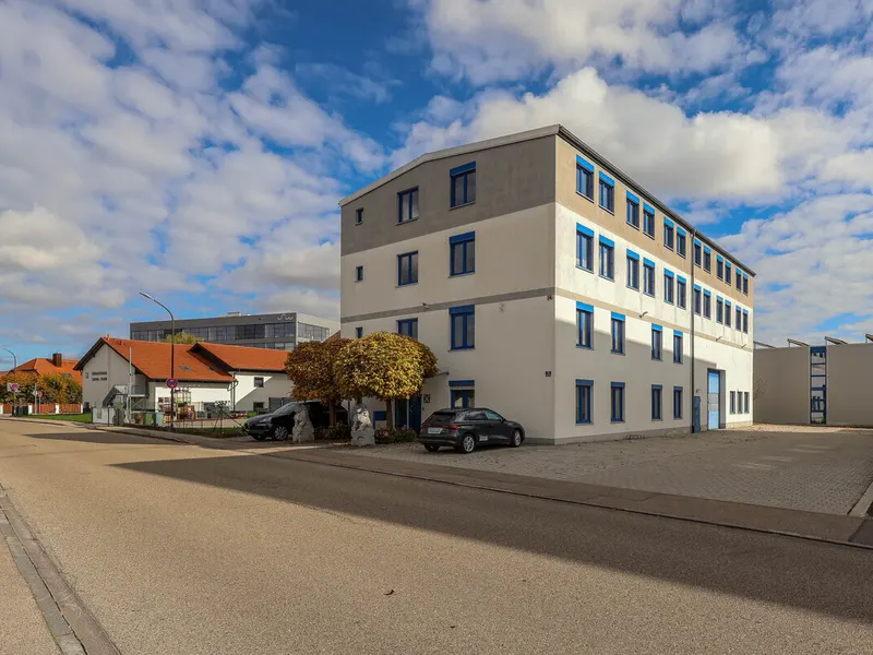 Gepflegtes Geschäftshaus mit Halle in Gaimersheim