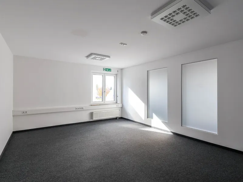 Gepflegtes Geschäftshaus mit Halle in Gaimersheim