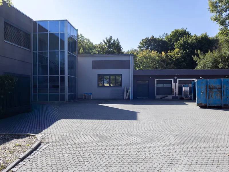 Großzügige Halle mit Büro in Autobahnnähe