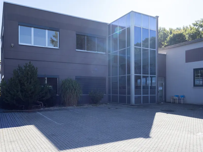 Großzügige Halle mit Büro in Autobahnnähe