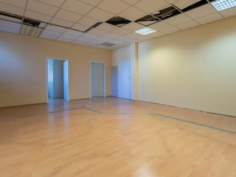 Großzügige Halle mit Büro in Autobahnnähe