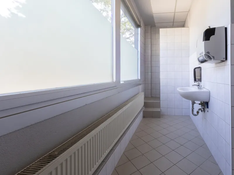 Großzügige Halle mit Büro in Autobahnnähe