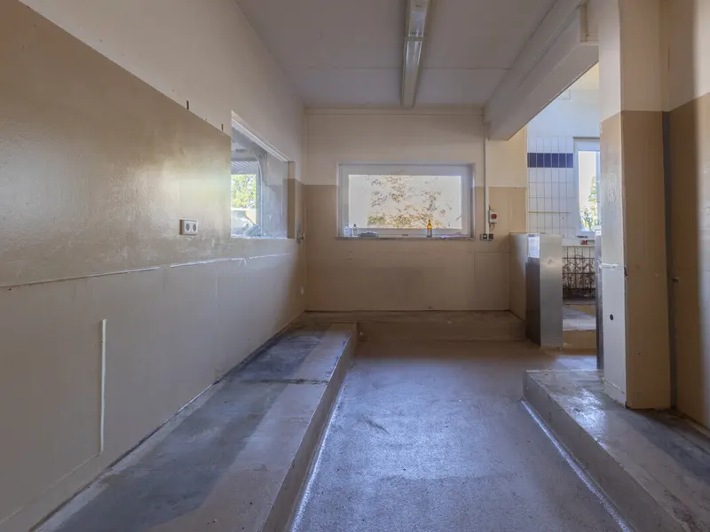 Großzügige Halle mit Büro in Autobahnnähe